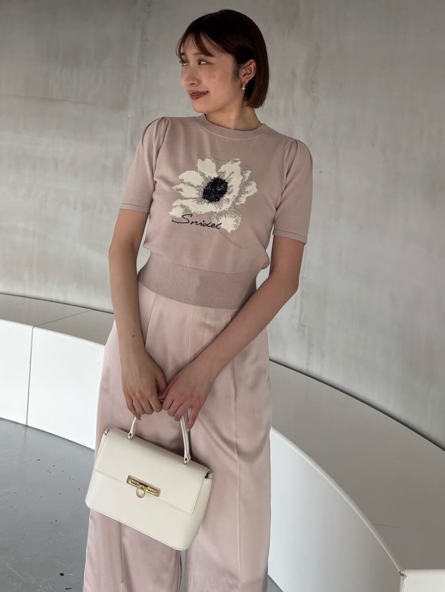 ピンク系のその他パンツを着用したレディースの夏コーディネートの5枚目の写真