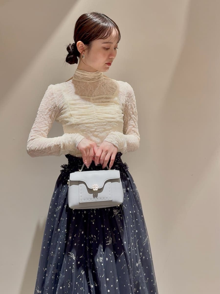 ホワイト系のTシャツ/カットソー、ブルー系のスカート、その他のパンプスを着用したレディースの夏コーディネートの6枚目の写真