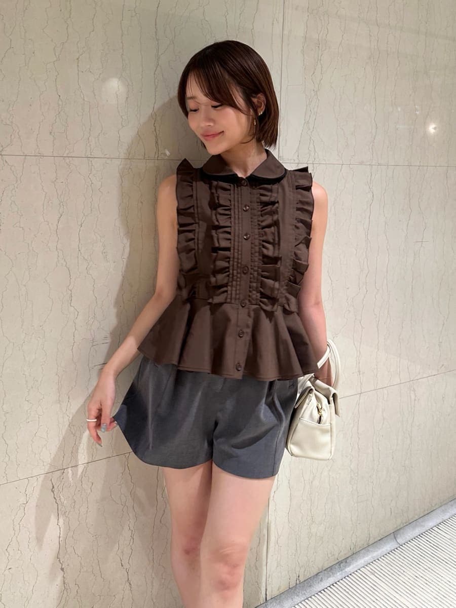 ホワイト系のボストンバッグ、グレー系のその他パンツ、その他のパンプスを着用したレディースの夏コーディネートの3枚目の写真