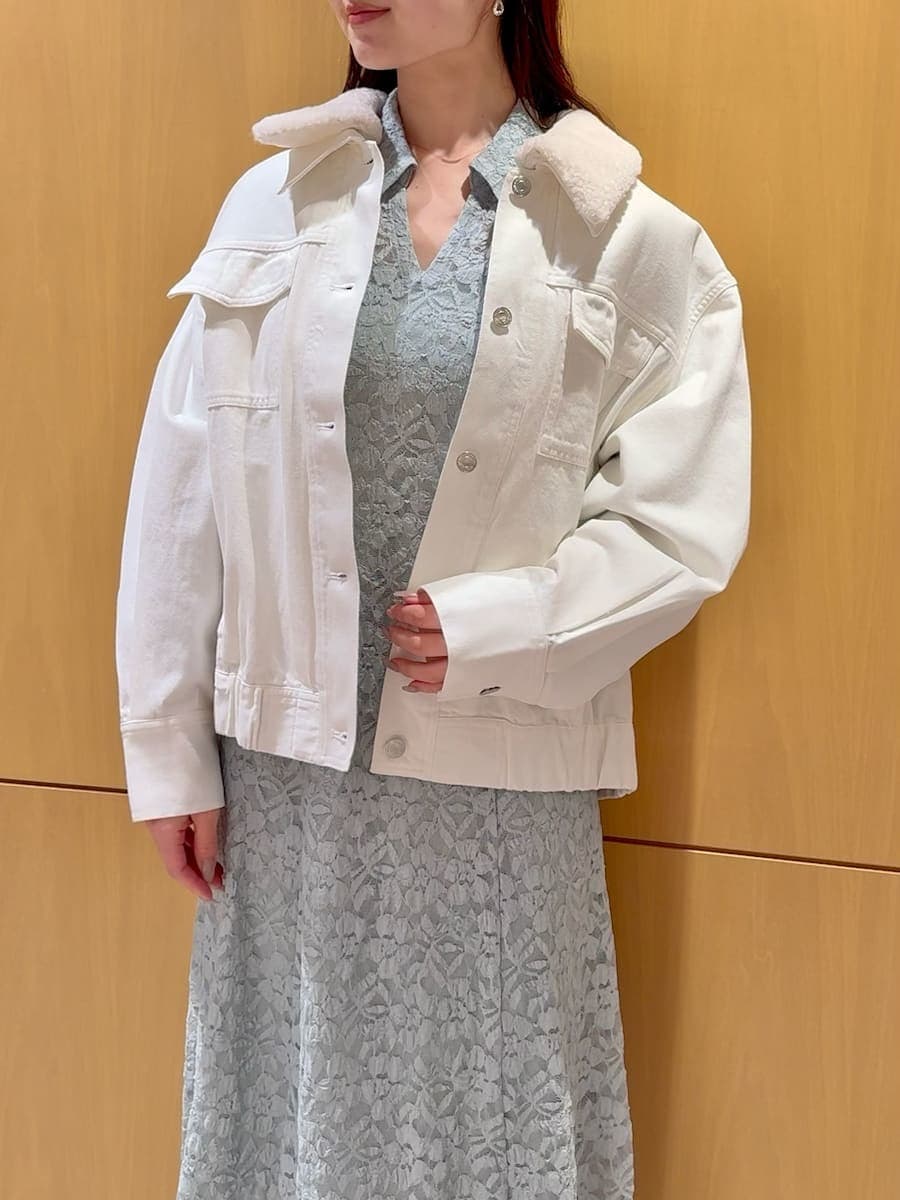 ホワイト系のブルゾン、グリーン系のワンピースを着用したレディースの冬コーディネートの5枚目の写真