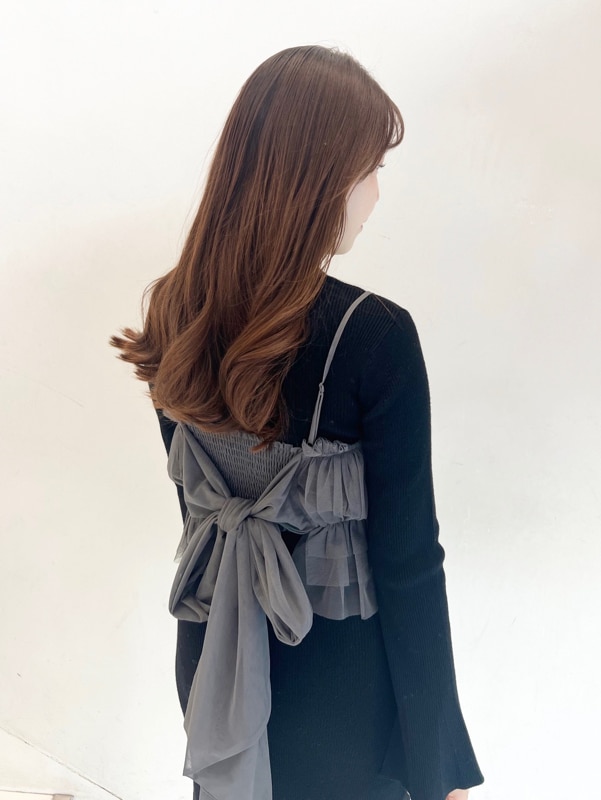 ブラック系のワンピース、ブラック系のブーツ、ベージュ系のショルダーバッグを着用したレディースの秋コーディネートの8枚目の写真