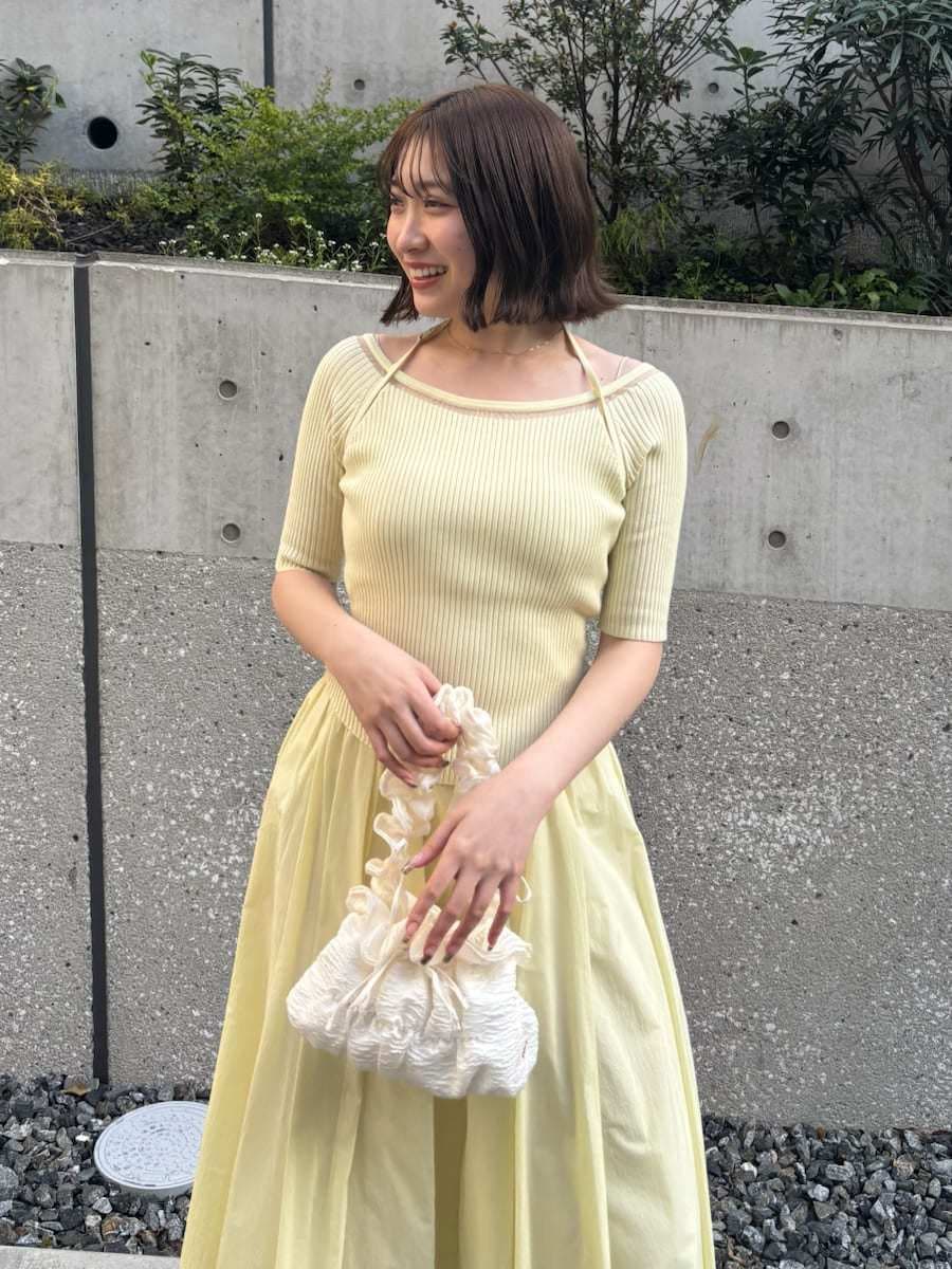 シルバー系のスニーカーを着用したレディースの春コーディネートの7枚目の写真