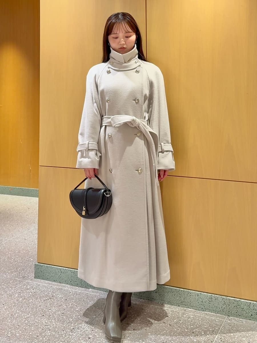ホワイト系のチェスターコート、その他のワンピース、ブラック系のハンドバッグを着用したレディースの秋コーディネートの3枚目の写真