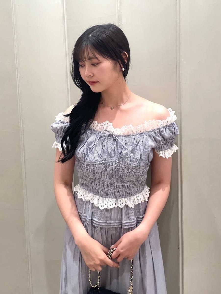 その他のワンピース、その他のサンダル、ブルー系のスマホグッズを着用したレディースの夏コーディネートの5枚目の写真