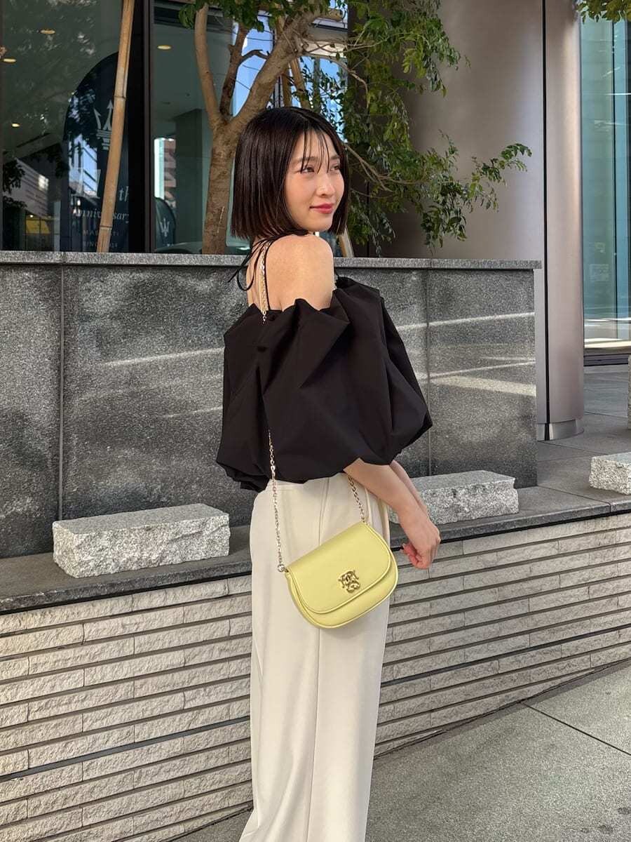 ホワイト系のその他パンツ、ブラック系のシャツ/ブラウス、イエロー系のショルダーバッグを着用したレディースの冬コーディネートの5枚目の写真