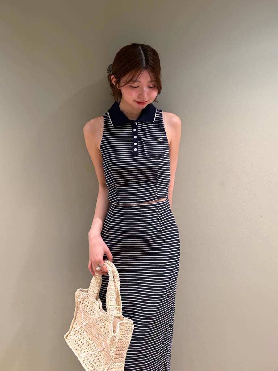 ベージュ系のトートバッグ、その他のワンピースを着用したレディースの夏コーディネートの2枚目の写真