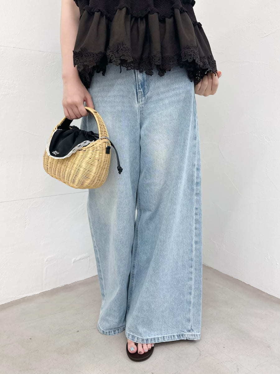 ブラック系のかごバッグ、ブルー系のデニムパンツ、ブラウン系のニット/セーターを着用したレディースの夏コーディネートの4枚目の写真