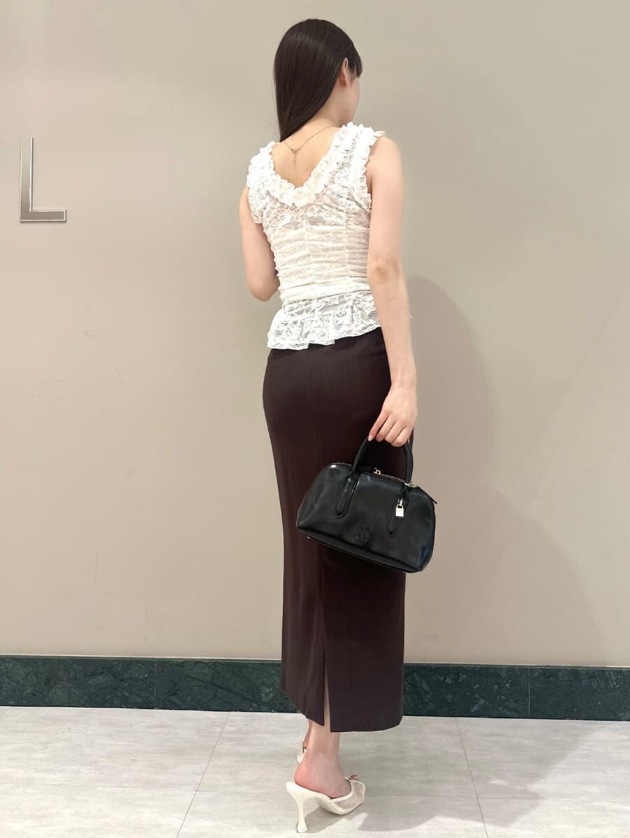 ホワイト系のTシャツ/カットソー、ブラウン系のスカート、ブラック系のボストンバッグを着用したレディースの夏コーディネートの5枚目の写真