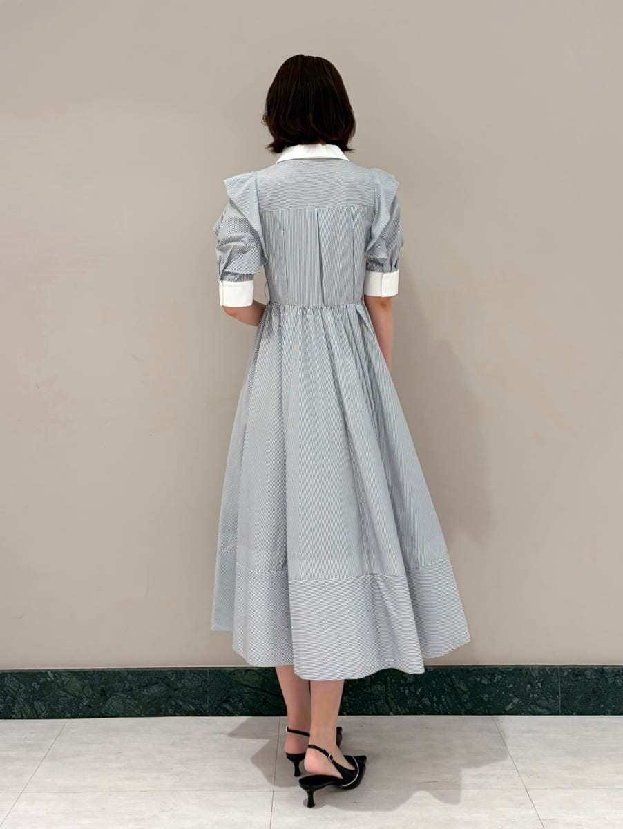 その他のワンピース、ブラック系のパンプス、ブラック系のショルダーバッグを着用したレディースの春コーディネートの3枚目の写真