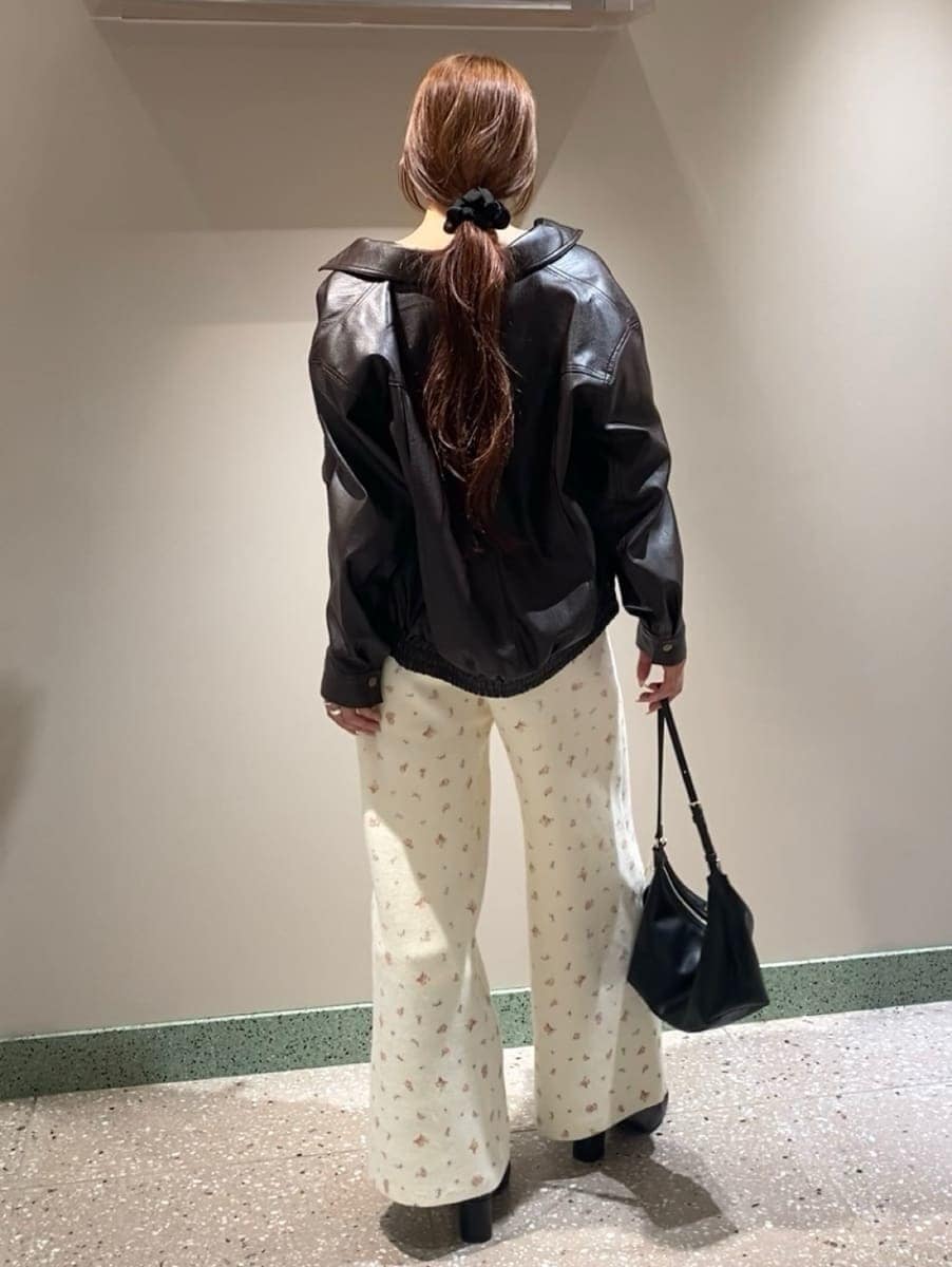 ブラウン系のブルゾン、その他のその他パンツ、ホワイト系のカーディガン/ボレロを着用したレディースの秋コーディネートの5枚目の写真