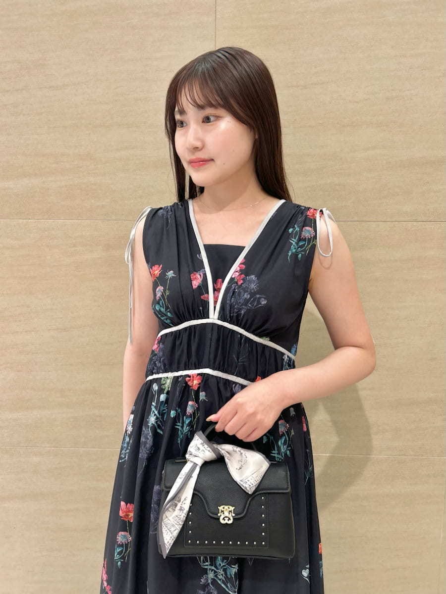 ブルー系のワンピース、ブラック系のショルダーバッグ、ホワイト系のバンダナ/スカーフを着用したレディースの夏コーディネートの4枚目の写真