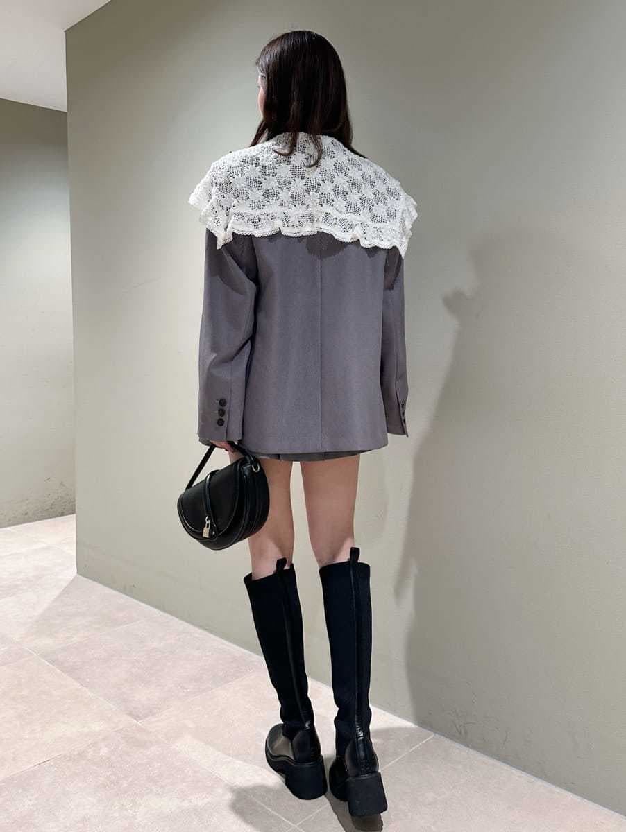 グレー系のテーラードジャケット、ピンク系のニット/セーター、グレー系のその他パンツを着用したレディースの秋コーディネートの6枚目の写真