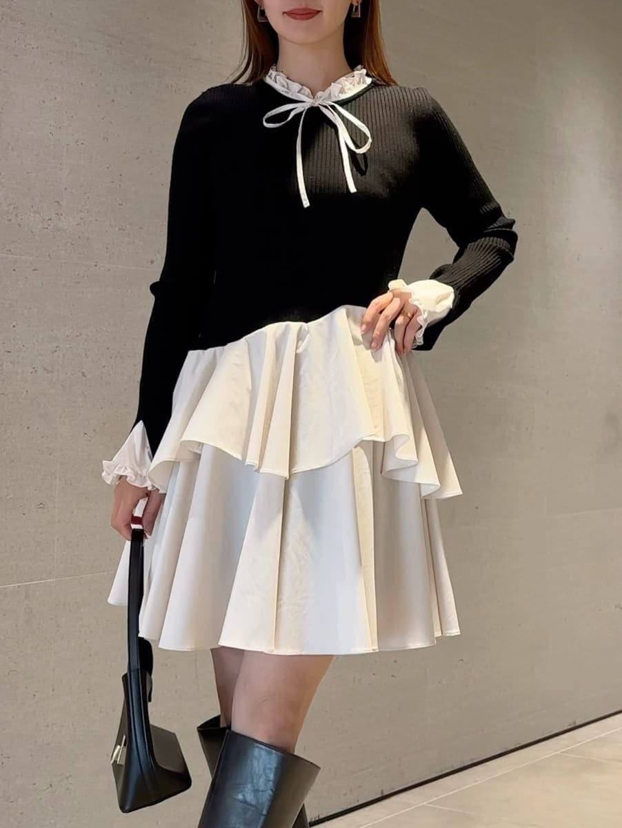 ブラック系のショルダーバッグ、グレー系のブーツ、ブラック系のワンピースを着用したレディースの冬コーディネートの4枚目の写真