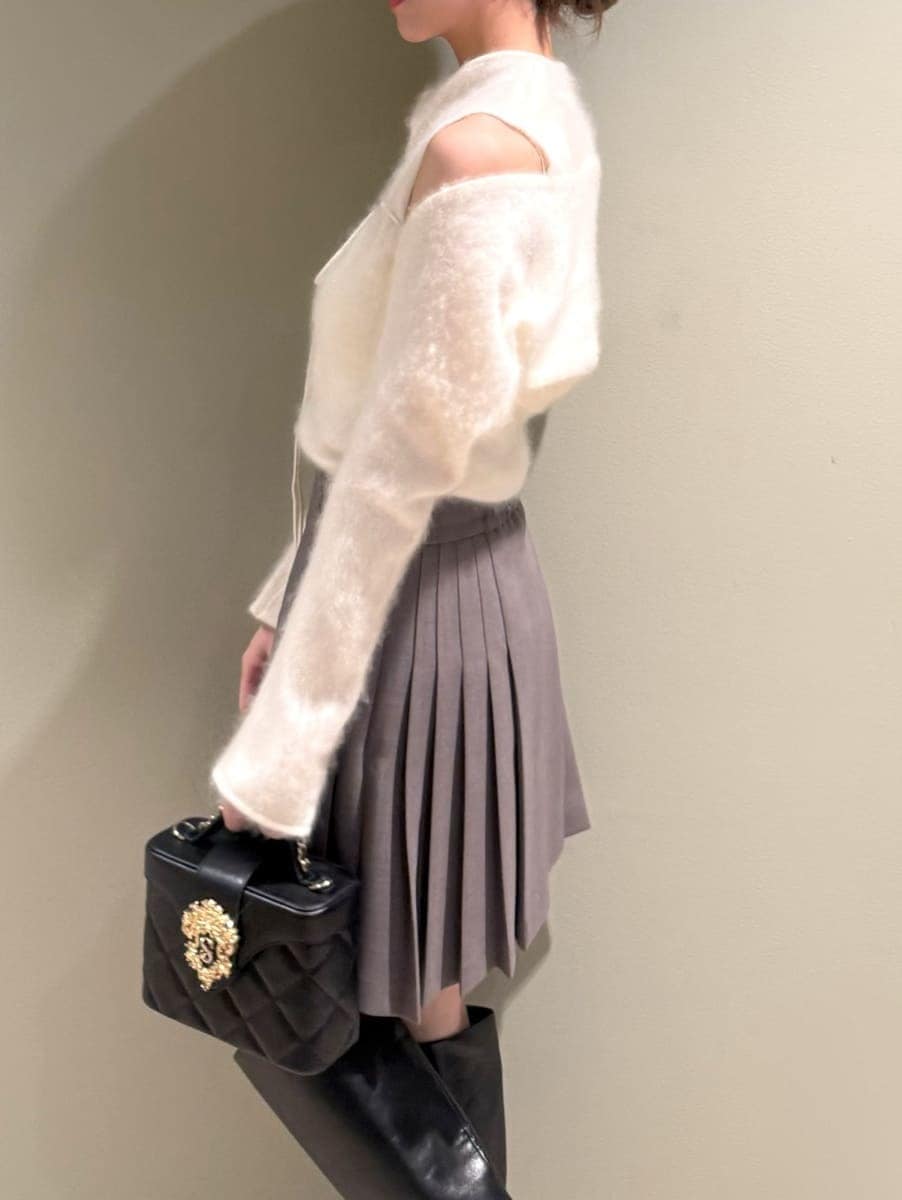 グレー系のその他パンツ、ホワイト系のTシャツ/カットソー、ブラック系のブーツを着用したレディースの秋コーディネートの4枚目の写真