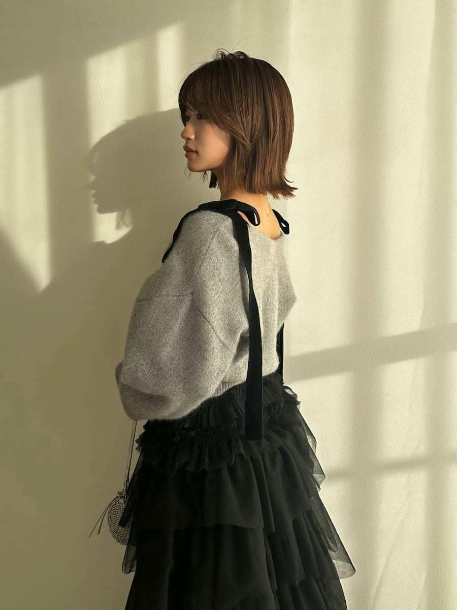 グレー系のブーツ、グレー系のカーディガン/ボレロを着用したレディースの秋コーディネートの5枚目の写真