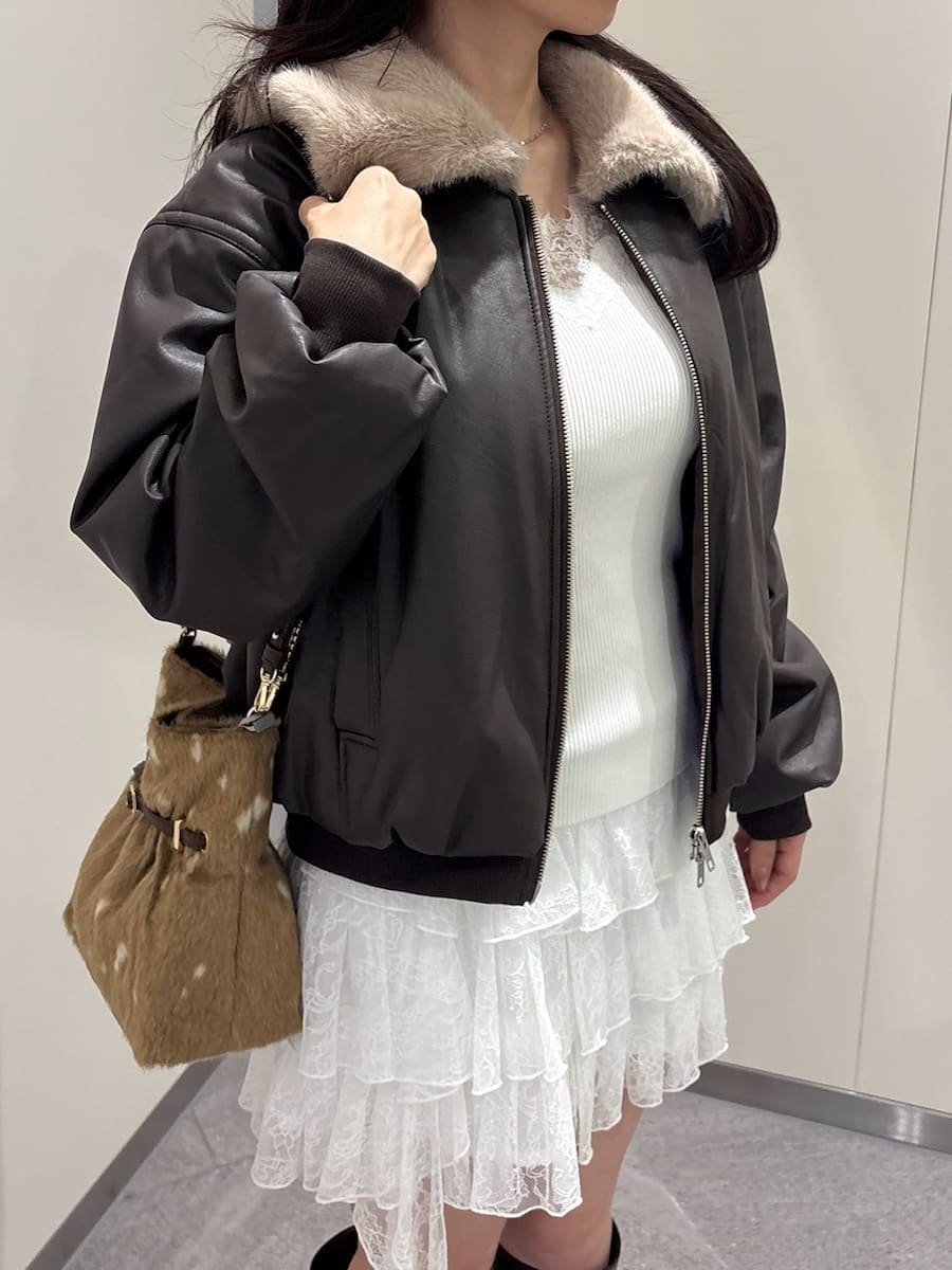 ブラウン系のブルゾン、ホワイト系のその他パンツ、ホワイト系のニット/セーターを着用したレディースの秋コーディネートの4枚目の写真