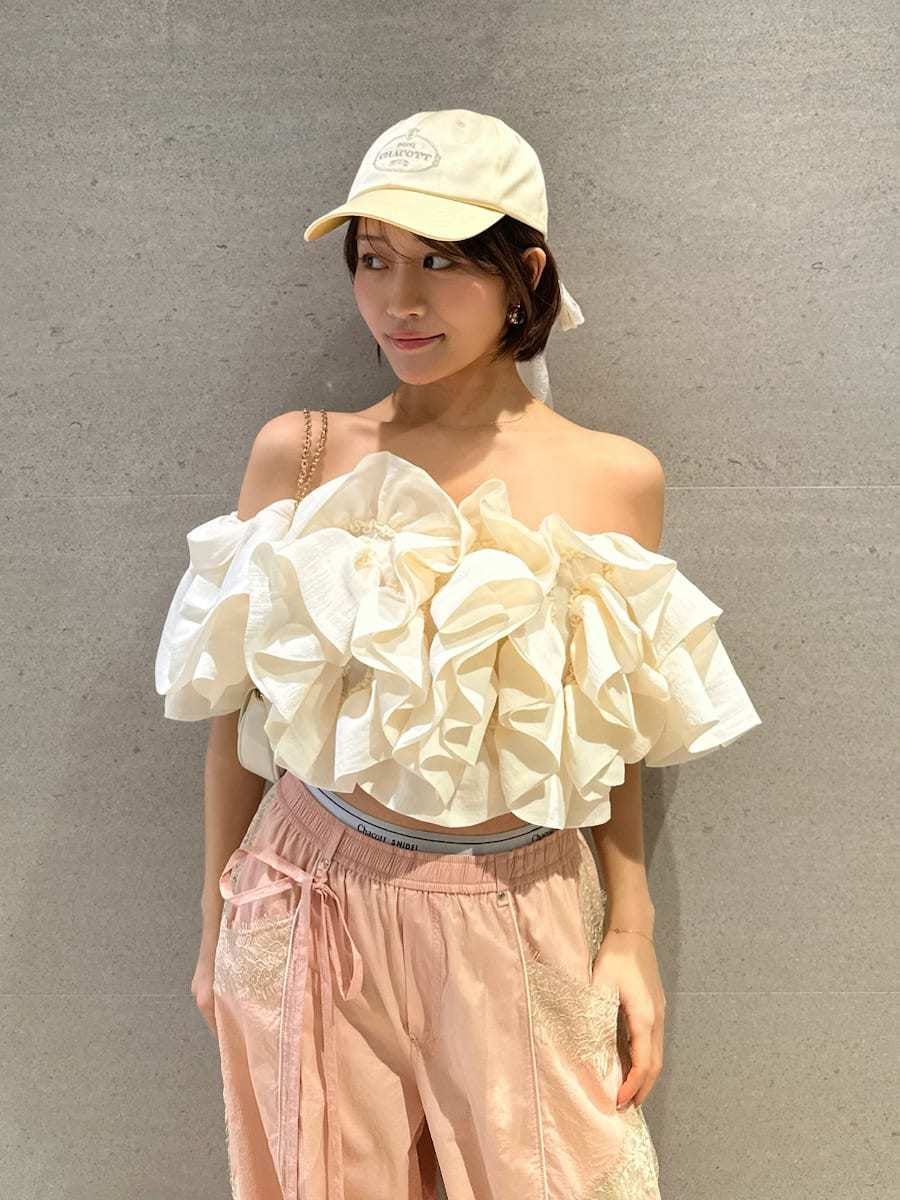 ホワイト系のシャツ/ブラウス、ピンク系のその他パンツ、その他のパンプスを着用したレディースの春コーディネートの6枚目の写真