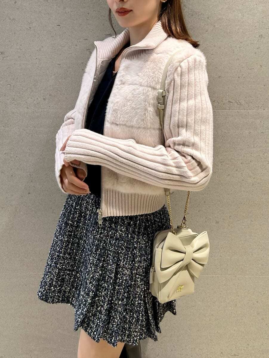 グレー系のブーツ、ブルー系のスカート、ブルー系のニット/セーターを着用したレディースの冬コーディネートの3枚目の写真