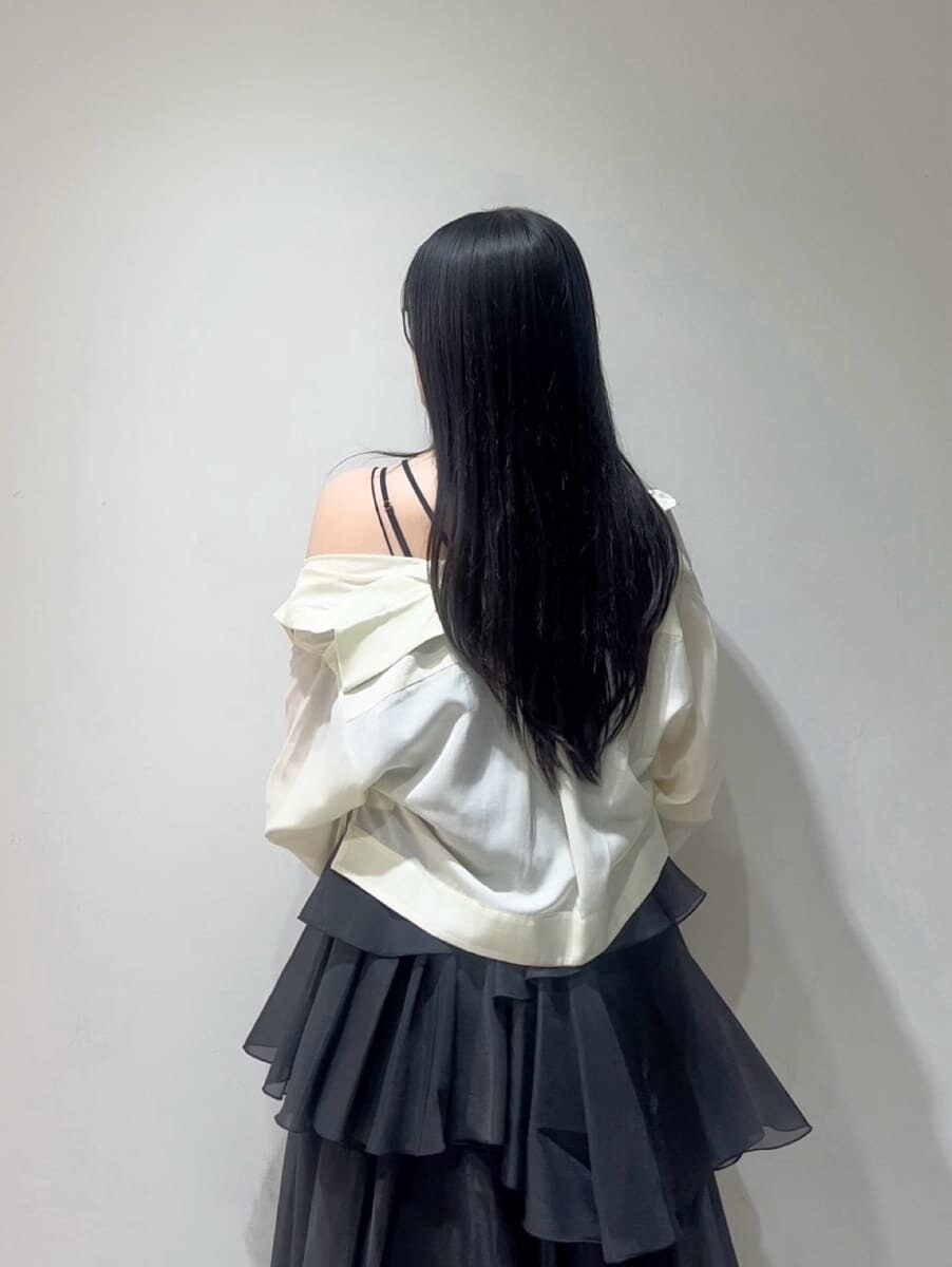 ブラック系のワンピース、ブラック系のサンダル、イエロー系のシャツ/ブラウスを着用したレディースの夏コーディネートの4枚目の写真