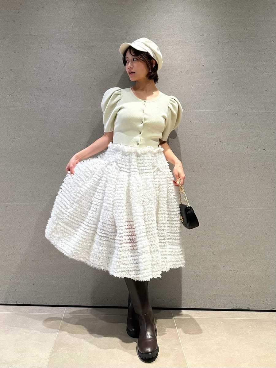 イエロー系のカーディガン/ボレロ、ブラック系のショルダーバッグを着用したレディースの春コーディネートの2枚目の写真