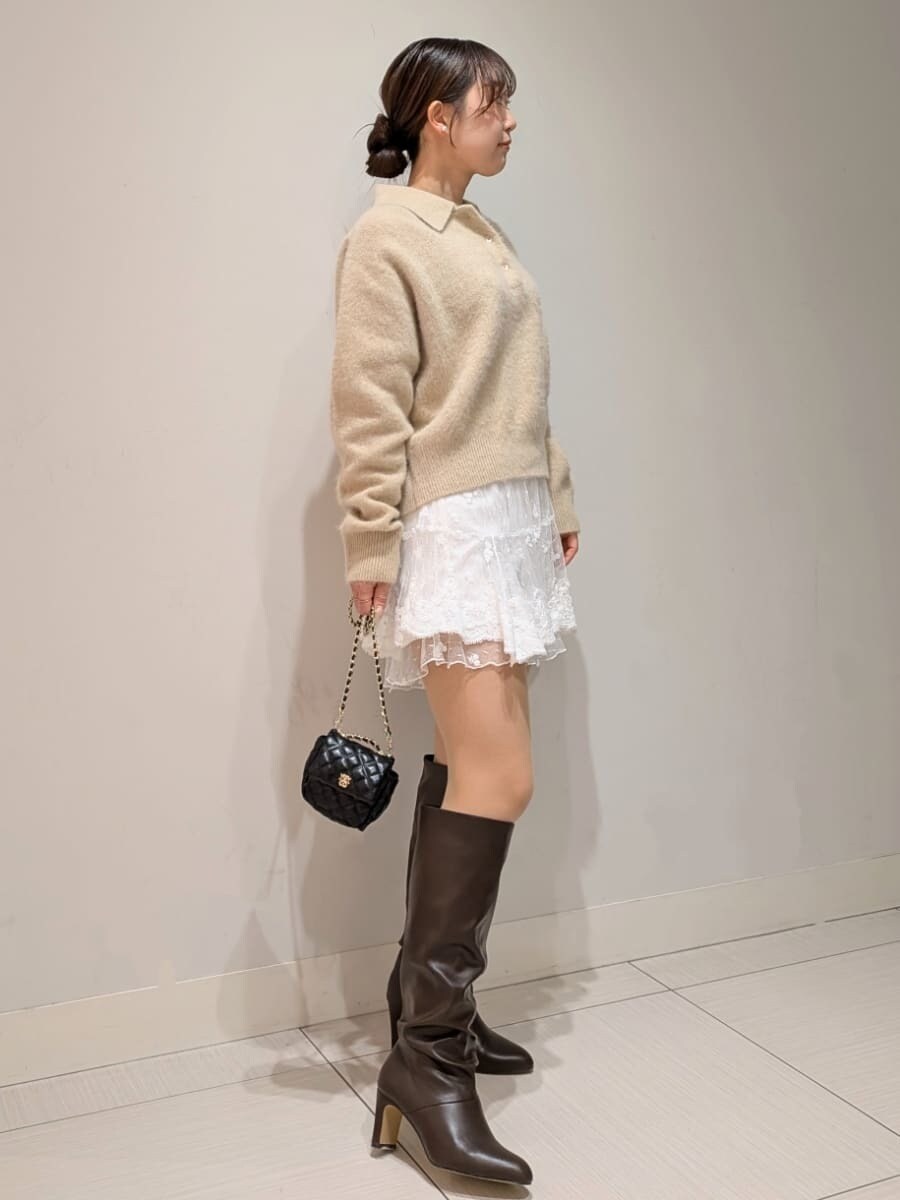 ブラック系のショルダーバッグ、ベージュ系のニット/セーター、その他のその他パンツを着用したレディースの冬コーディネートの2枚目の写真