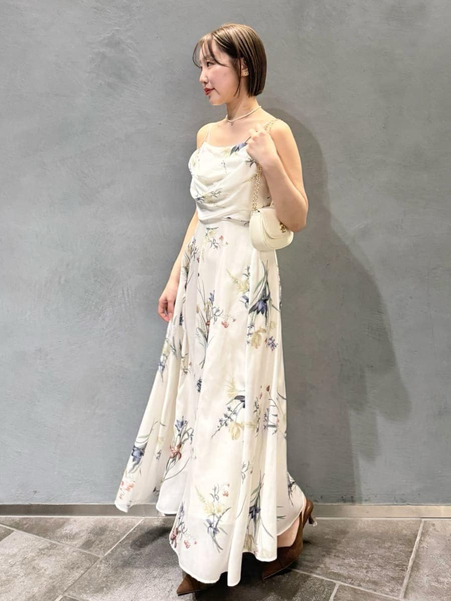 パープル系のパーカー、ホワイト系のワンピース、ブラウン系のパンプスを着用したレディースの冬コーディネートの7枚目の写真