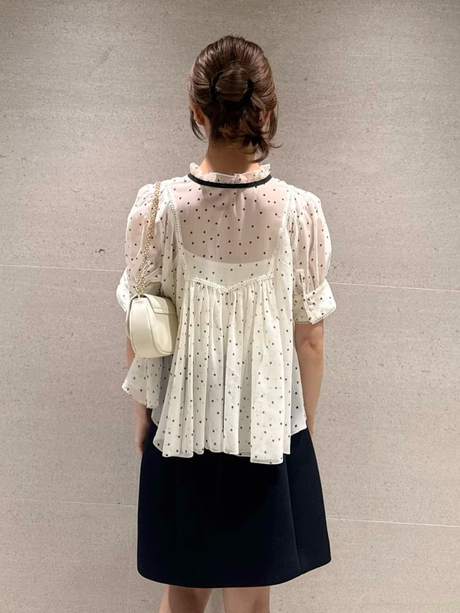 ブルー系のスカート、ホワイト系のショルダーバッグ、その他のシャツ/ブラウスを着用したレディースの春コーディネートの5枚目の写真