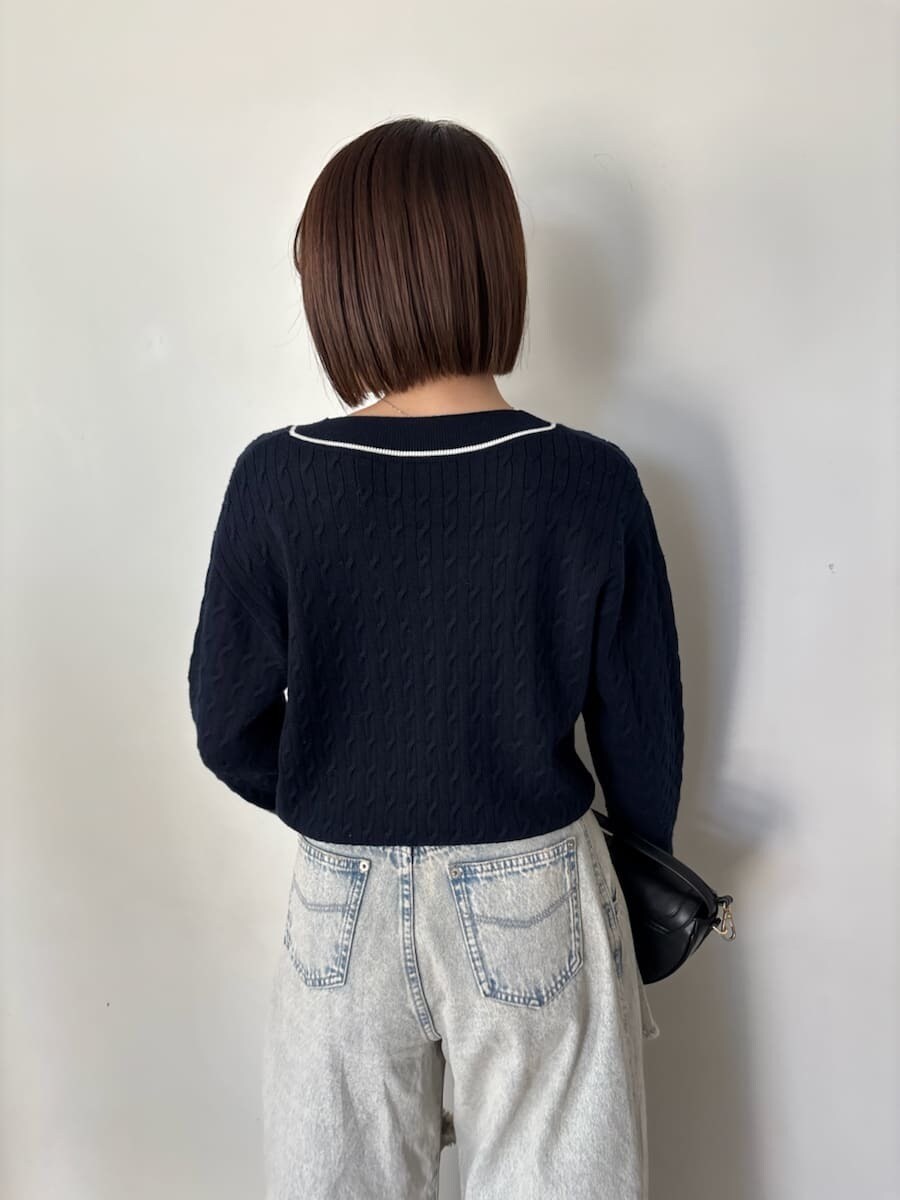 ブルー系のニット/セーター、ブルー系のデニムパンツ、ブラック系のローファーを着用したレディースの秋コーディネートの8枚目の写真