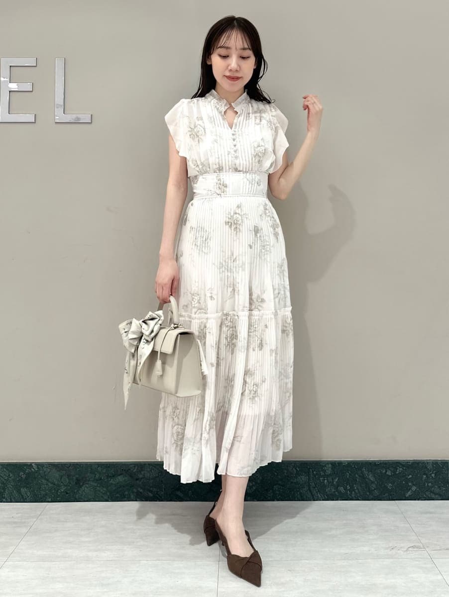 ベージュ系のテーラードジャケット、ピンク系のワンピース、ブラウン系のパンプスを着用したレディースの春コーディネートの2枚目の写真