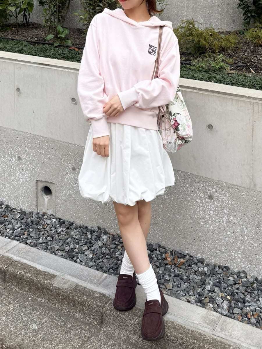 ホワイト系のその他パンツ、ピンク系のパーカー、ピンク系のバックパック/リュックを着用したレディースの冬コーディネートの3枚目の写真