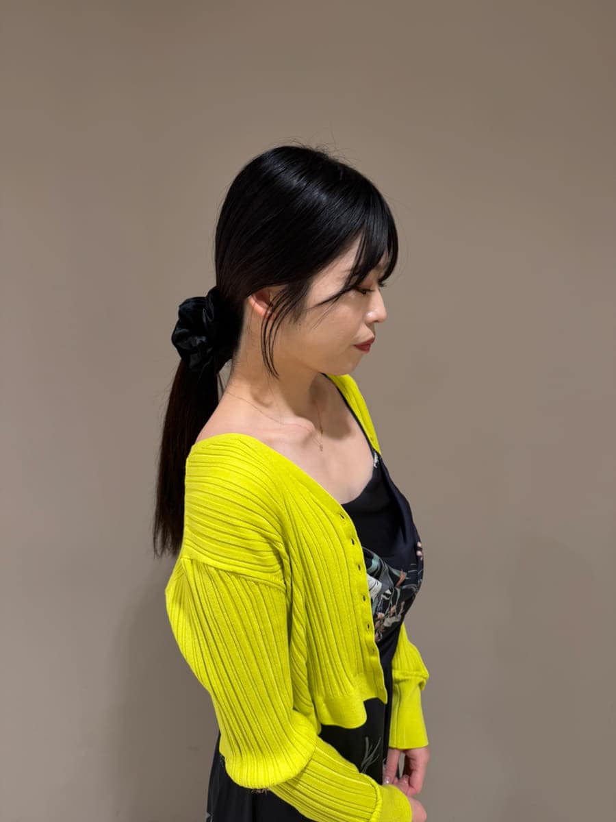 イエロー系のカーディガン/ボレロ、ブルー系のワンピース、ブラック系のパンプスを着用したレディースの冬コーディネートの5枚目の写真