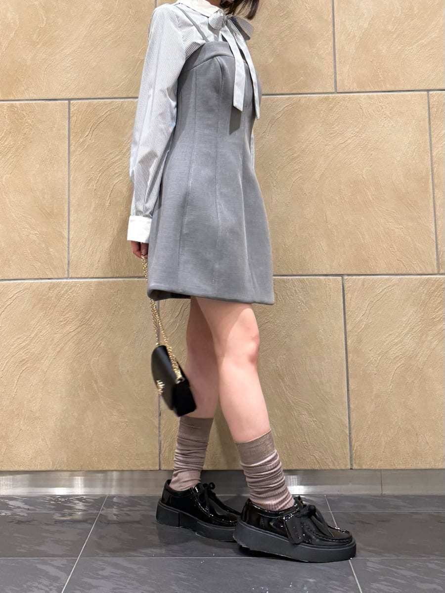 グレー系のワンピース、その他のシャツ/ブラウス、ブラック系のショルダーバッグを着用したレディースの冬コーディネートの5枚目の写真