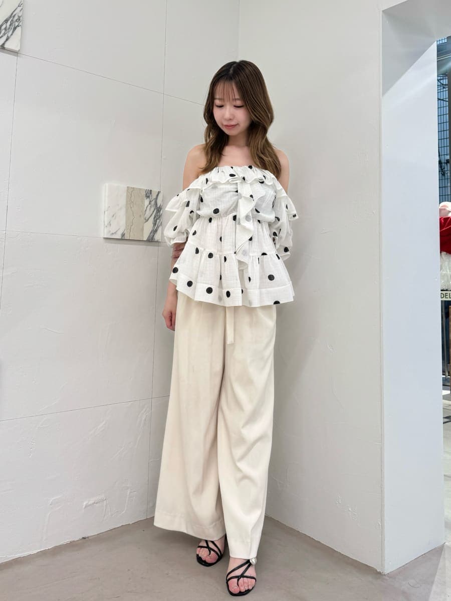 ホワイト系のその他パンツ、ブラック系のサンダル、ホワイト系のシャツ/ブラウスを着用したレディースの春コーディネートの3枚目の写真