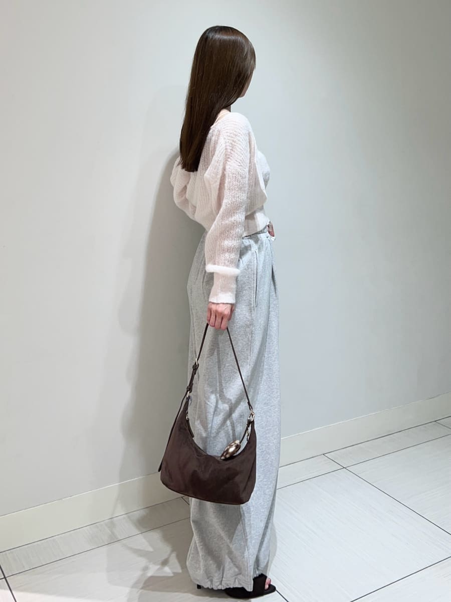 グレー系のその他パンツ、ピンク系のカーディガン/ボレロ、ブラウン系のサンダルを着用したレディースの秋コーディネートの4枚目の写真
