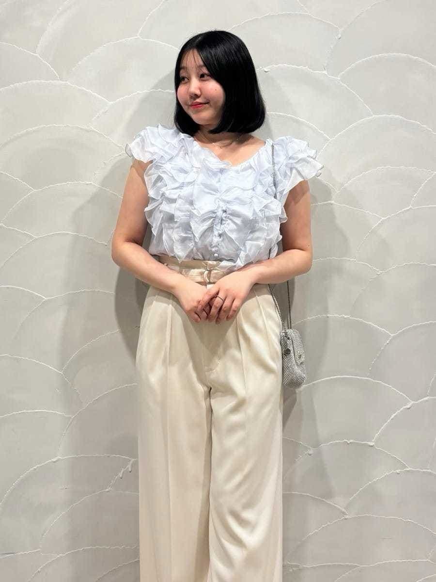 ホワイト系のその他パンツ、ブラック系のパンプス、ブルー系のシャツ/ブラウスを着用したレディースの夏コーディネートの4枚目の写真