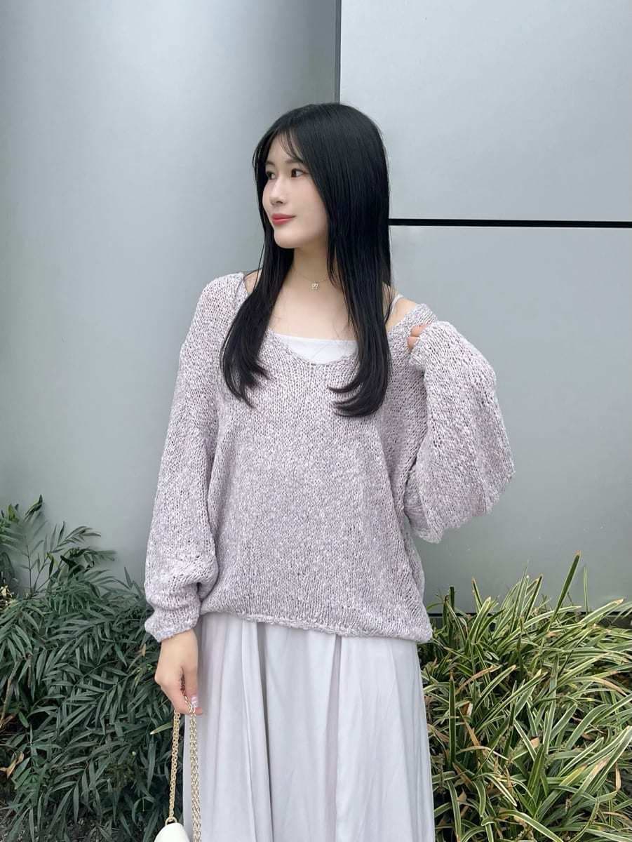 ブラック系のブーツ、パープル系のワンピース、ホワイト系のショルダーバッグを着用したレディースの冬コーディネートの4枚目の写真