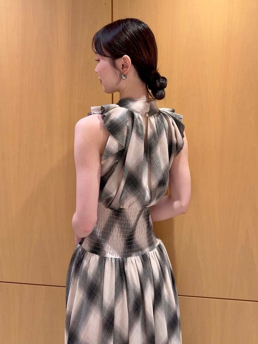 ベージュ系のワンピースを着用したレディースの夏コーディネートの6枚目の写真