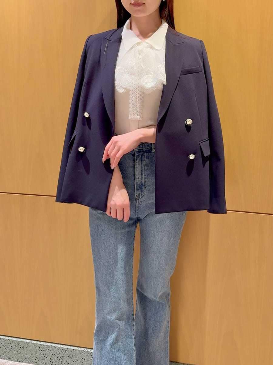 ブルー系のその他パンツ、ブルー系のテーラードジャケット、ホワイト系のニット/セーターを着用したレディースの春コーディネートの7枚目の写真