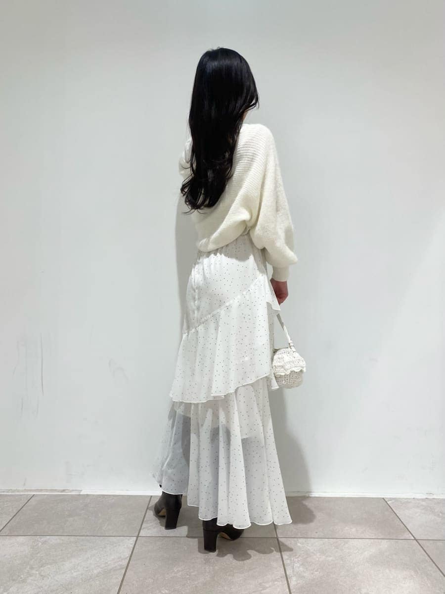 その他のワンピース、ホワイト系のカーディガン/ボレロを着用したレディースの冬コーディネートの3枚目の写真