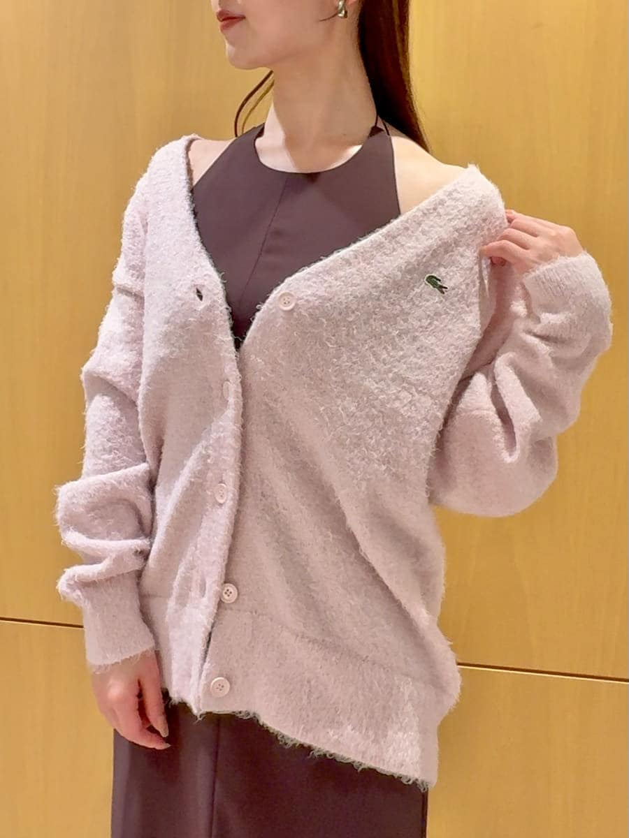 ピンク系のカーディガン/ボレロ、ピンク系のワンピース、ブラック系のハンドバッグを着用したレディースの秋コーディネートの7枚目の写真