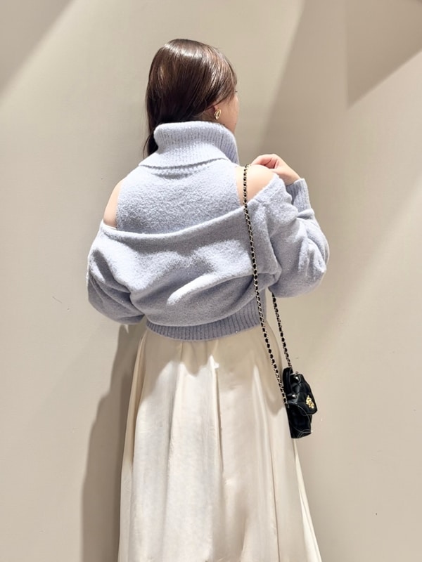 ブルー系のニット/セーター、ブルー系のカーディガン/ボレロ、ホワイト系のスカートを着用したレディースの秋コーディネートの5枚目の写真