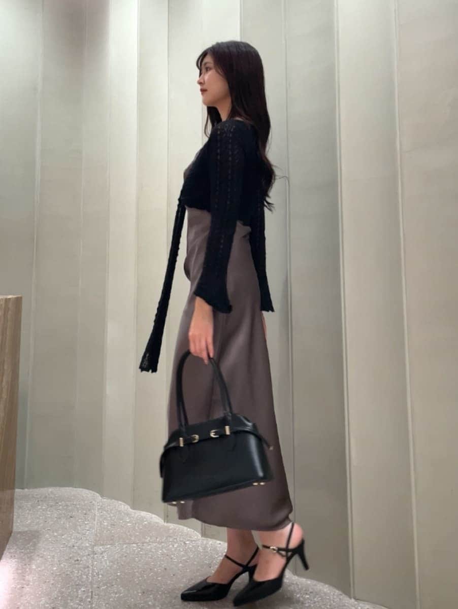 その他のワンピース、ブラック系のカーディガン/ボレロ、ブラック系のパンプスを着用したレディースの秋コーディネートの4枚目の写真