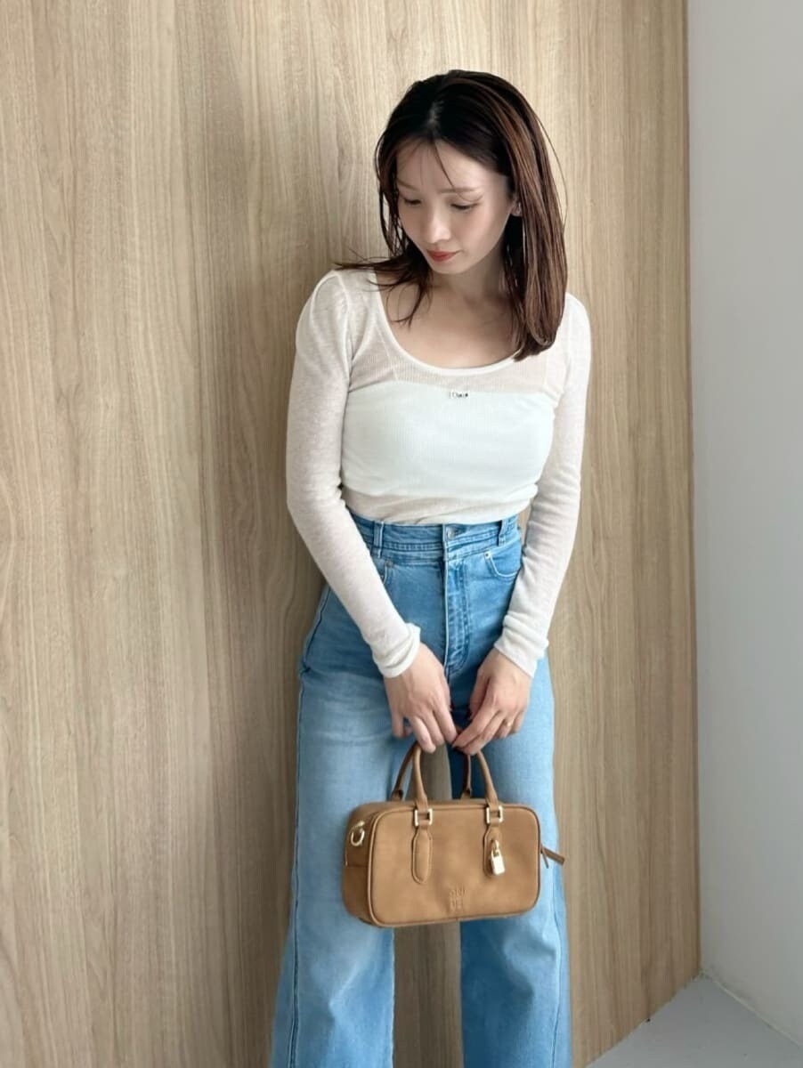 ブルー系のデニムパンツ、その他のパンプス、イエロー系のボストンバッグを着用したレディースの夏コーディネートの2枚目の写真