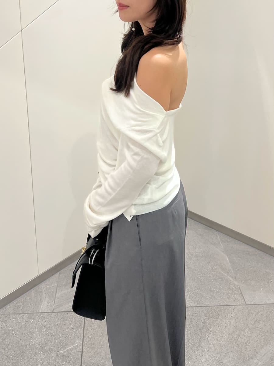 グレー系のその他パンツ、ホワイト系のニット/セーター、ブラック系のサンダルを着用したレディースの秋コーディネートの5枚目の写真