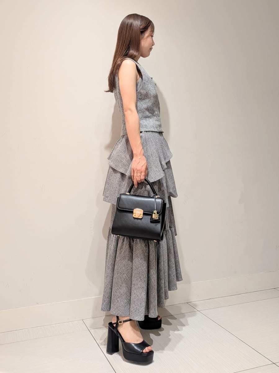 その他のワンピース、グレー系のその他アウター、ブラック系のショルダーバッグを着用したレディースの夏コーディネートの2枚目の写真