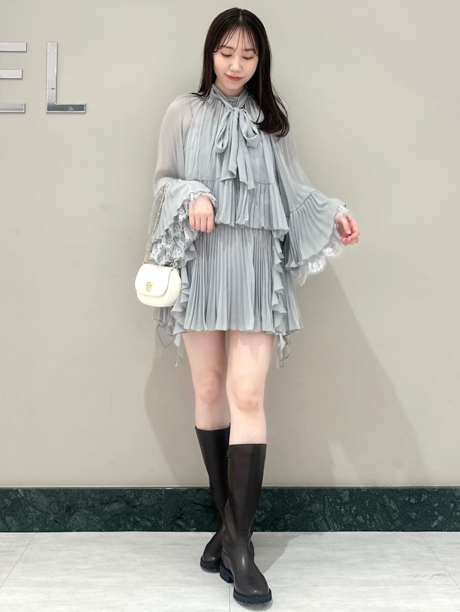 ホワイト系のショルダーバッグを着用したレディースの春コーディネートの2枚目の写真