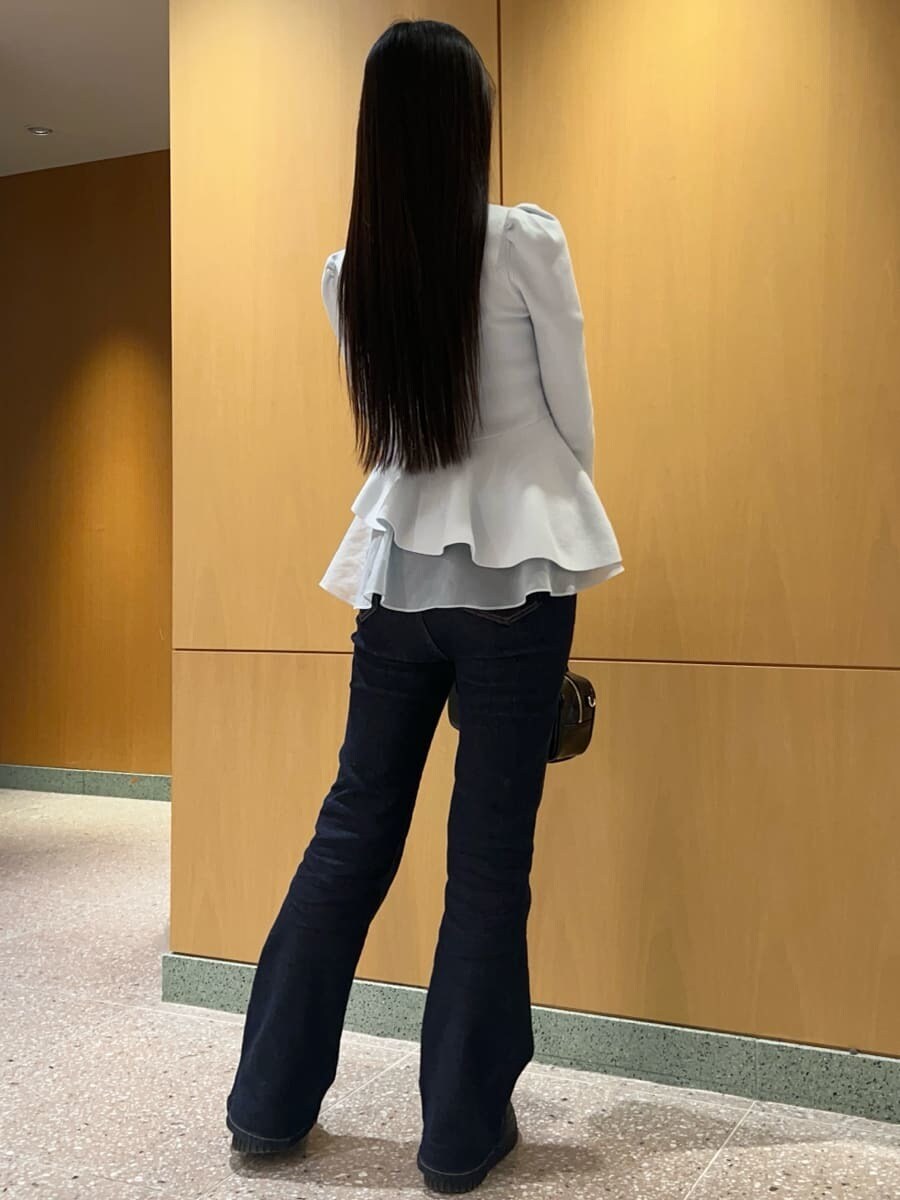 ブラック系のボストンバッグ、ブルー系のその他パンツ、ブラック系のその他シューズを着用したレディースの秋コーディネートの4枚目の写真