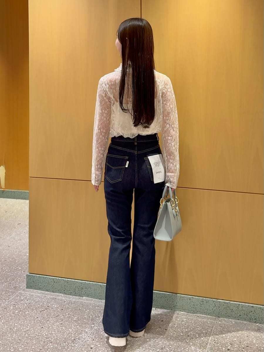 ブルー系のその他パンツ、ホワイト系のシャツ/ブラウス、ブルー系のハンドバッグを着用したレディースの冬コーディネートの3枚目の写真