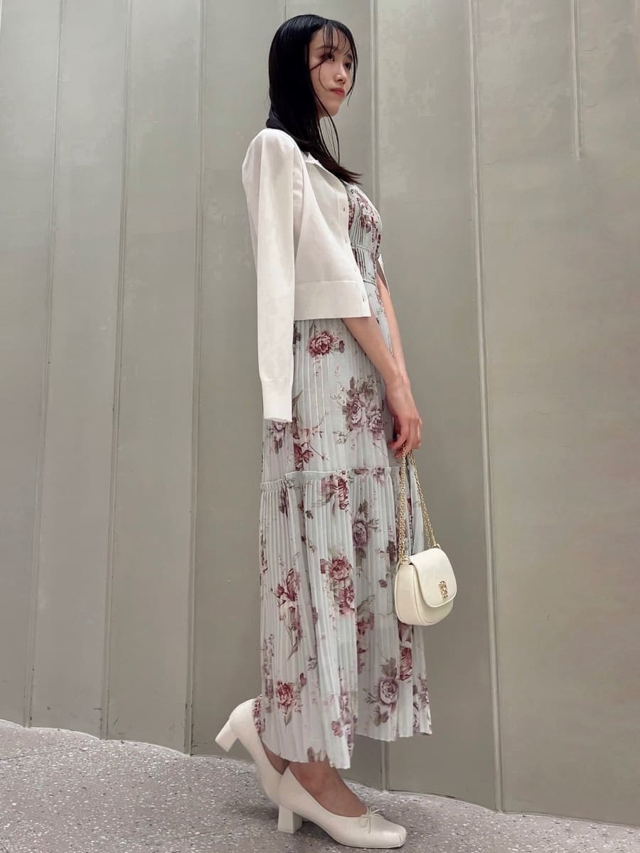 グリーン系のワンピース、ホワイト系のカーディガン/ボレロ、ホワイト系のショルダーバッグを着用したレディースの春コーディネートの4枚目の写真