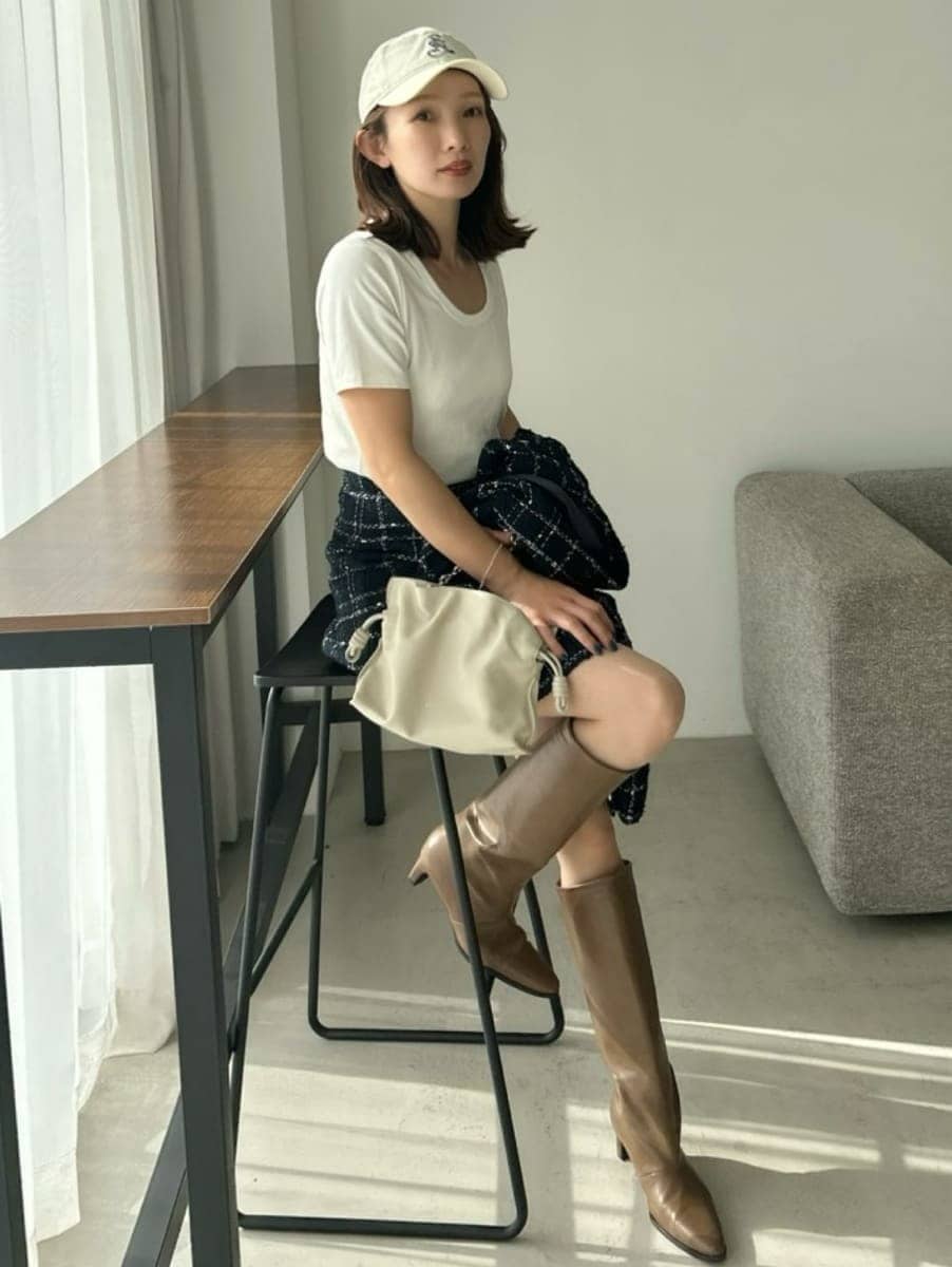 ホワイト系のTシャツ/カットソー、ブルー系のテーラードジャケット、ブルー系のスカートを着用したレディースの冬コーディネートの3枚目の写真